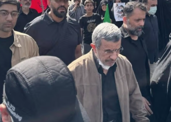 U raportua se ishte vrarë gjatë luftës, Ahmadinejad shfaqet në funeralin e Khameneit