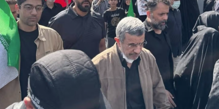 U raportua se ishte vrarë gjatë luftës, Ahmadinejad shfaqet në funeralin e Khameneit