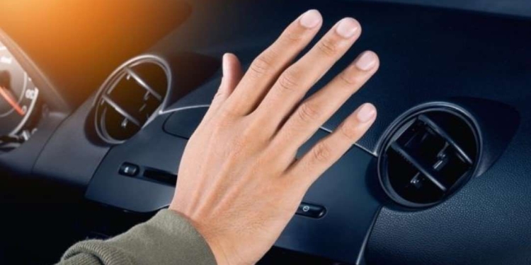 Dy të rinj gjenden të vdekur në Greqi brenda makinës në parking, shkak kondicioneri