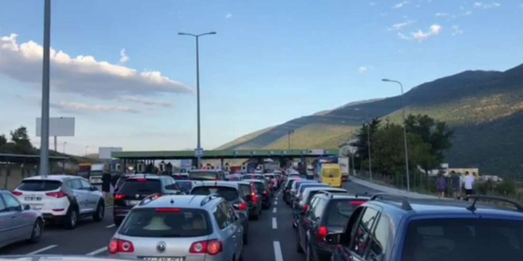Shtohet fluksi i automjeteve nëpër kufijtë e Kosovës, pritje e kolona të gjata në disa pikëkalime