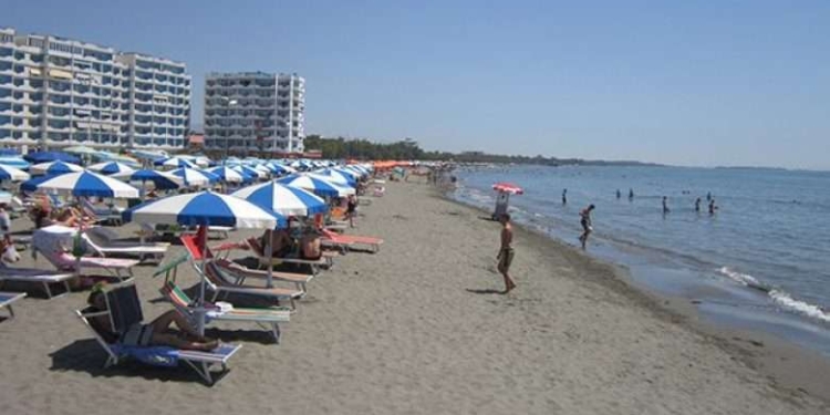 Momente paniku në Shëngjin: 13-vjeçarja nga Podujeva rrezikon mbytjen në det