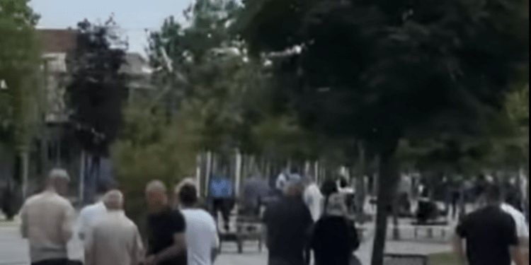 Të shtëna me armë zjarri në sheshin e Podujevës- Publikohen pamje nga vendi i ngjarjes
