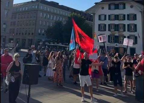 Media zvicerane raporton nga protesta e diasporës shqiptare në Bernë