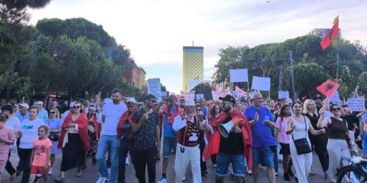 Dita e 44-t, vijon protesta qytetare para Kryeministrisë