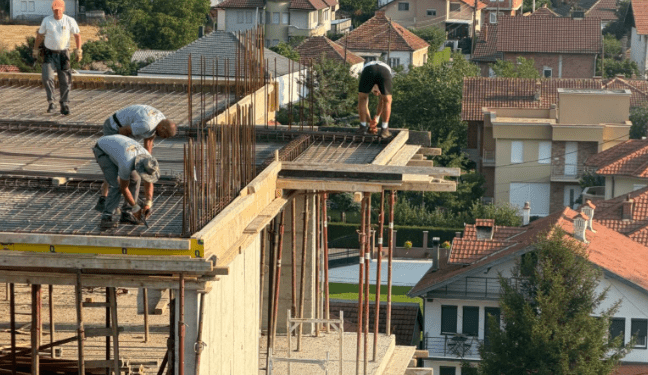 Pa skela e pa mbrojtje: Pamje nga ndërtimi i një kompleksi banesor në Fushë Kosovë