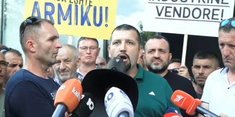 Prodhuesit e qumështit në protestë: Katër ditë pa grumbullim, qumështi “Vita” është i Kosovës, jo i Serbisë