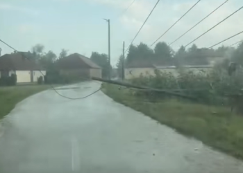 Ndryshon shpejt moti në Istog, shiu i rrëmbyeshëm e era rrëzojnë lisat e një shtyllë elektrike