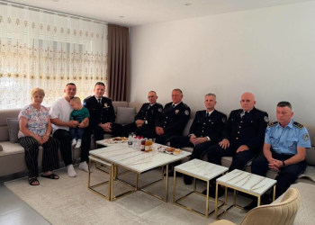 Nderohen heronjtë – Policia viziton familjet e policëve të rënë në detyrë