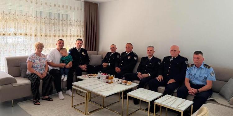 Nderohen heronjtë – Policia viziton familjet e policëve të rënë në detyrë