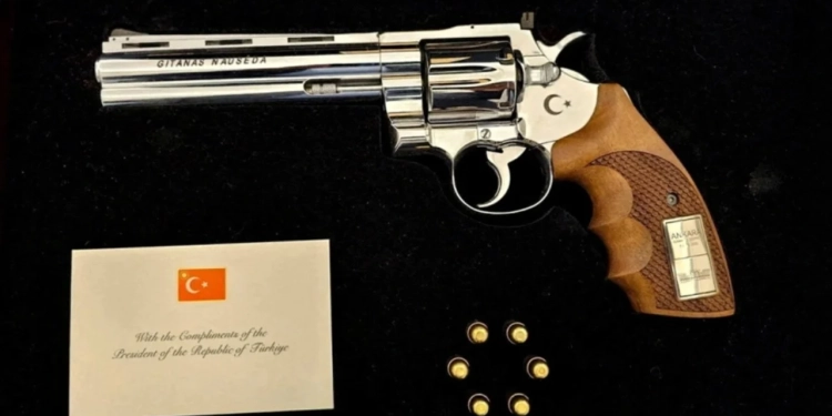 Historia e armës që Erdogan ua dhuroi liderëve të NATO-s: Çfarë e bën të veçantë Gümüşay .357 Magnum?