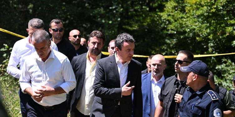 Kurti pa nga afër gërmimet në varrezën masive në fshatin Kalludër të Zubin Potokut