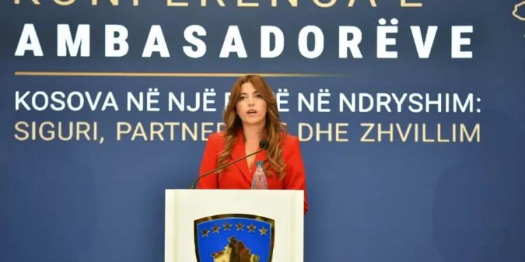 Haxhiu me kërkesë ndaj ambasadorëve: Partnerët tanë duhet ta dinë se edhe sot po gjenden dëshmi të krimeve të luftës