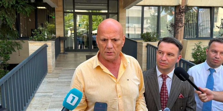 Gani Geci dorëzon kallëzim penal ndaj Kurtit në Prokurorinë Speciale