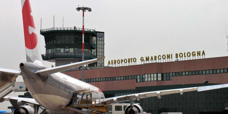 85-vjeçari shqiptar vdes gjatë uljes së aeroplanit në Itali