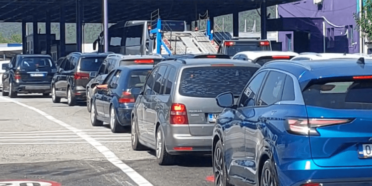 Fluks i madh qytetarësh nga Kosova në drejtim të bregdetit të Shqipërisë