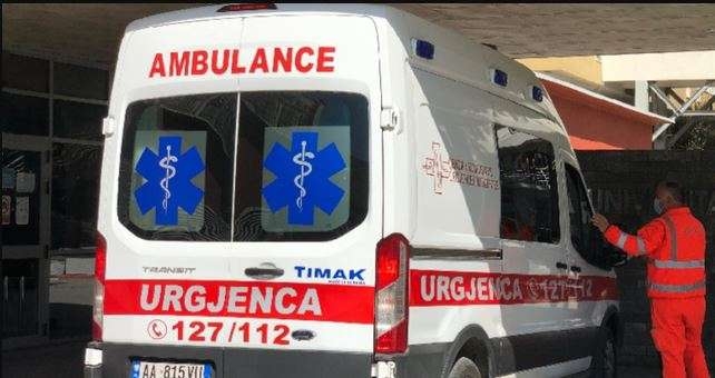 Këmbësorja me foshnjën 3-muajshe në krahë përplaset nga një veturë në Vlorë, kjo është gjendja e tyre