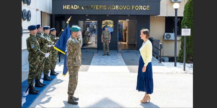 Komandanti i KFOR-it takohet me shefen në detyrë të BE-së në Kosovë, diskutojnë situatën e sigurisë