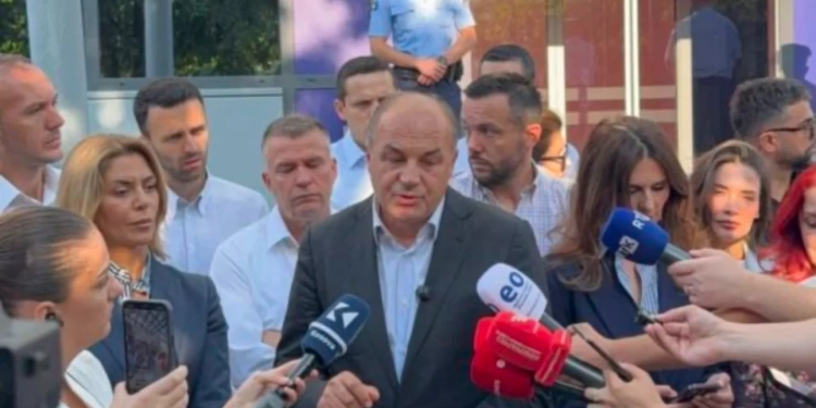 Hoxhaj- Kurtit: Dil nga zyra, o deputet uzurpues!