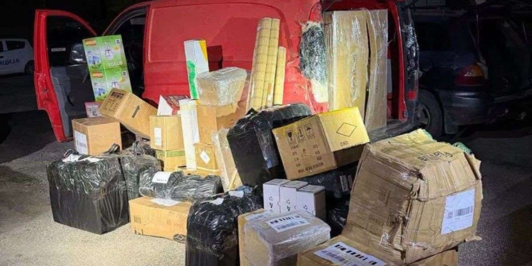 Tre persona arrestohen në kufirin Maqedoni-Kosovë, u kapen duke ngarkuar mall të kontrabanduar