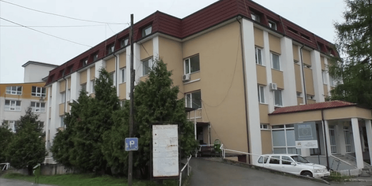 Spitali i Gjakovës del me njoftim për gjendjen e pacientit që u soll i plagosur me armë zjarri