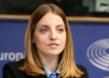 “Në Kosovë gjenden ende varre masive”, deputetja shqiptare kundërshton konsullatën serbe në Shkodër: Të dielën protestë