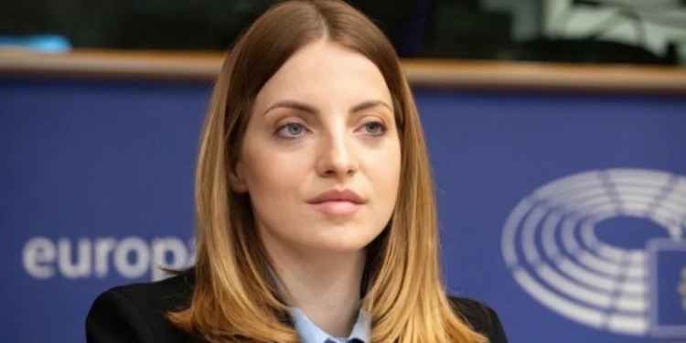 “Në Kosovë gjenden ende varre masive”, deputetja shqiptare kundërshton konsullatën serbe në Shkodër: Të dielën protestë