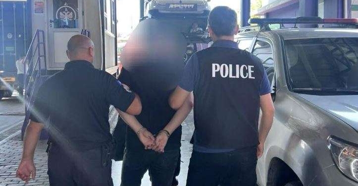 INTERPOL-i e kërkonte për vrasje, ekstradohet nga Shqipëria në Kosovë i dënuari me 11 vjet e 6 muaj burgim
