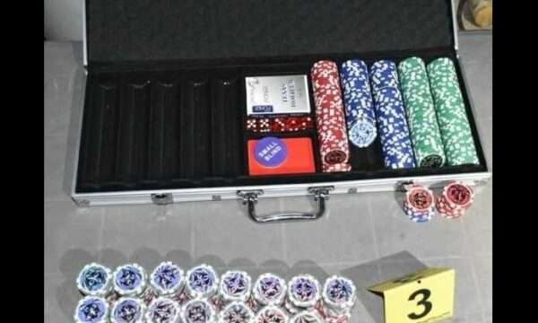 Tre të arrestuar në Pejë, në një lokal sekuestrohet AK-47 dhe pajisje për poker
