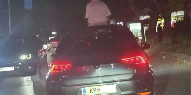 E lejoi pasagjerin të dalë nga xhami i veturës në lëvizje, shoferi gjobitet me 150 euro dhe një pikë negative