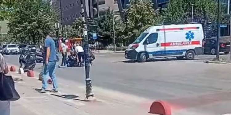 Aksident mes një veture dhe motoçiklete në Prishtinë, një person i lënduar