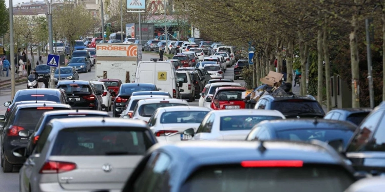 Tri kompani transporti pezullojnë nga nesër disa linja nga Fushë Kosova drejt Prishtinës