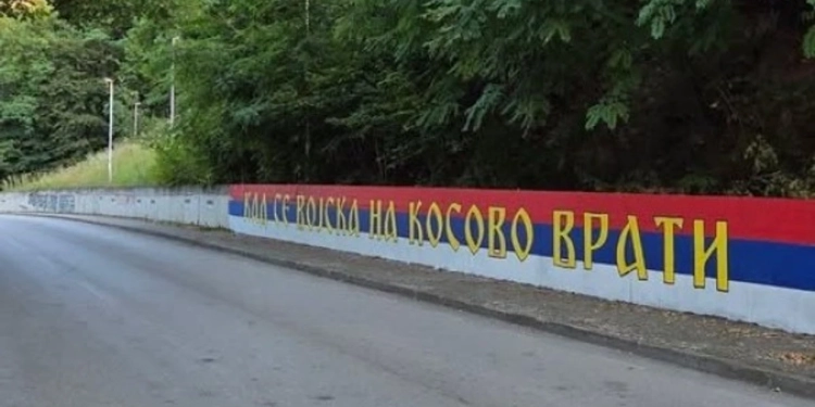 Pas deklaratave të Vuçiqit për Ibrin, në Serbi shfaqet grafiti kërcënues: “Kur ushtria të kthehet në Kosovë”