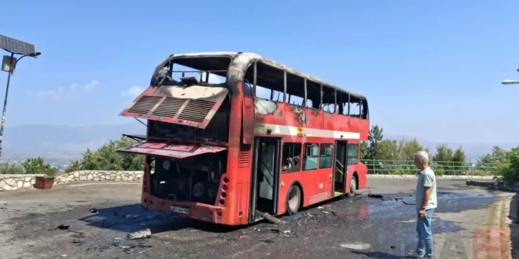 Autobusi përfshihet nga zjarri në Shkup, nuk raportohet për të lënduar
