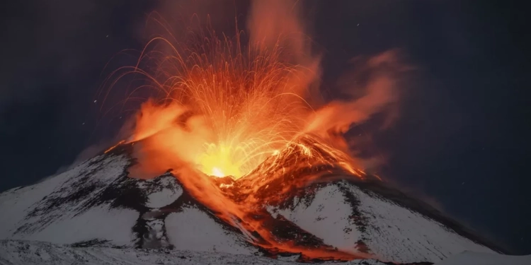 Etna shpërthen sërish, hiri shkakton probleme me fluturimet