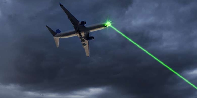 Laser drejt aeroplanit që fluturonte mbi Shtime: Piloti jep alarmin nga ajri, Policia kërkon autorin