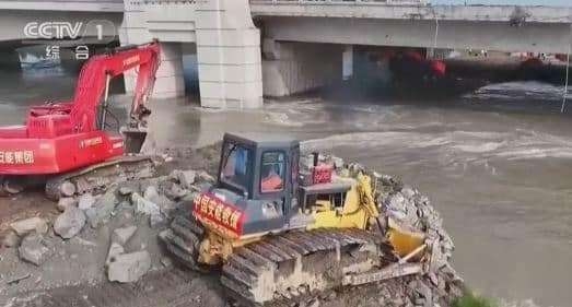 Alarm nga reshjet në Kinë, ujërat çajnë argjinaturat