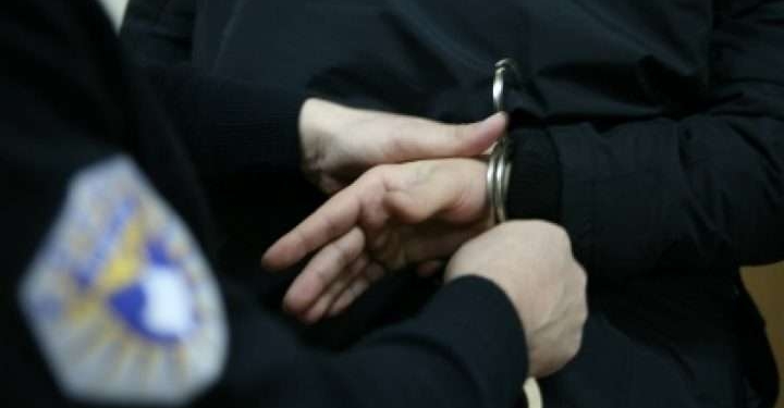 U kapën në flagrancë duke vjedhur në një fabrikë në Dragash – arrestohen tre persona