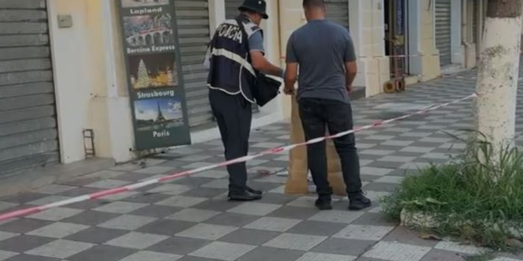 I moshuari bie nga kati i dytë i banesës në Shkodër, dërgohet me urgjencë në spital