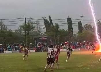 Rrufeja vret një futbollist, plagos 12 të tjerë në Tajlandë