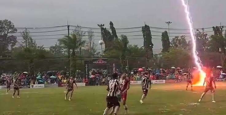 Rrufeja vret një futbollist, plagos 12 të tjerë në Tajlandë