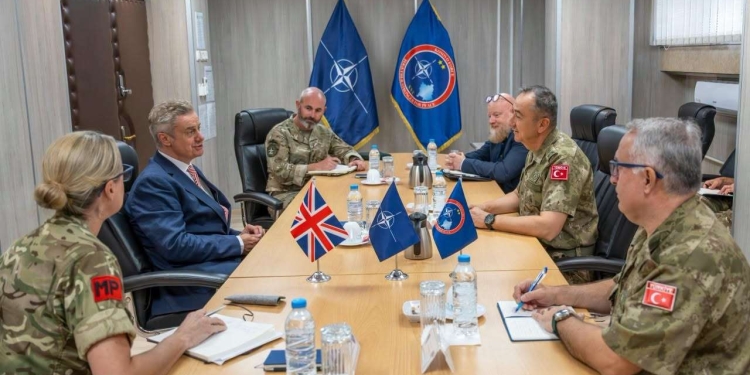 KFOR pret ambasadorin britanik në Kosovë, diskutohet për situatën e sigurisë