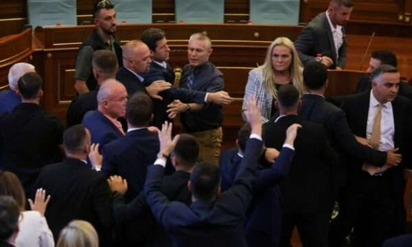 “Kosovën që po përballet me një krizë politike”, edhe CNN raporton për incidentin në Kuvend