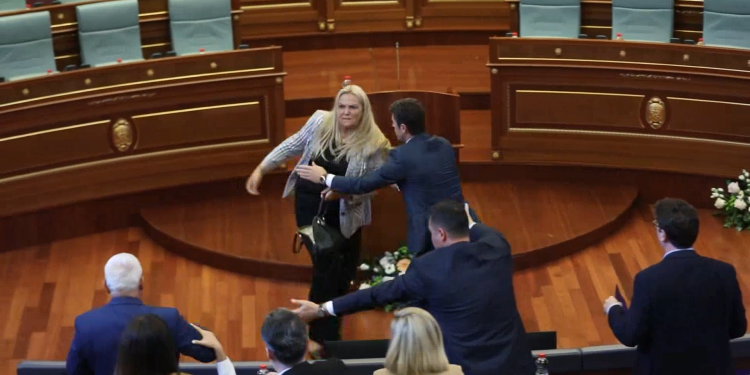 Gjuajtja e vezëve në Kuvend e “efektshme”, bën jehonë edhe në mediat ndërkombëtare