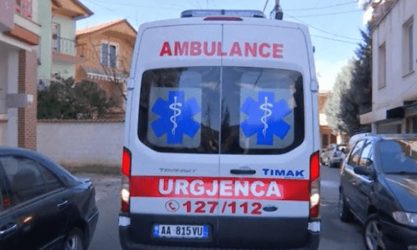 24-vjeçari përplas për vdekje një vajzë 1-vjeçare gjatë manovrës me veturë në Tiranë