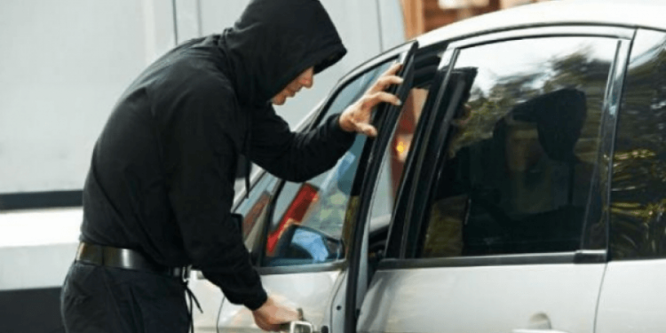 Theu xhamin e veturës dhe vodhi një telefon, prishtinasi arrestohet pas më shumë se dy javësh