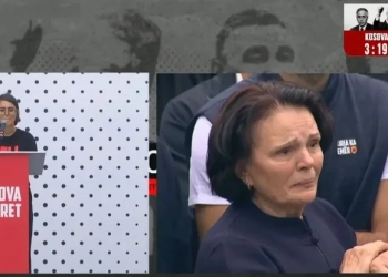 Gruaja e Jakup Krasniqit shpërthen në lot gjatë fjalimit të vajzës së Calit