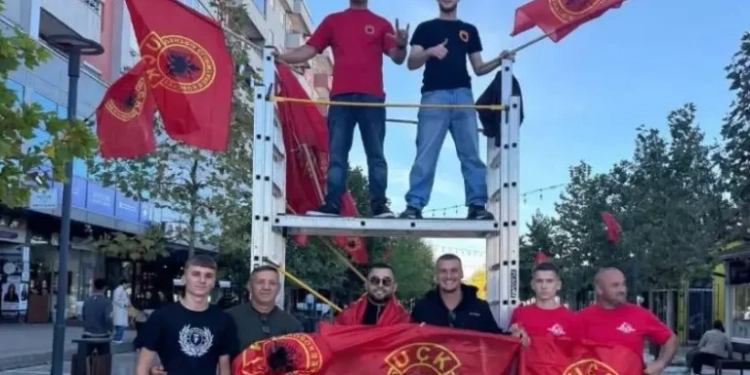 Në sheshin e Podujevës vendosën flamujt e UÇK-së një ditë para protestës për çlirimtarët