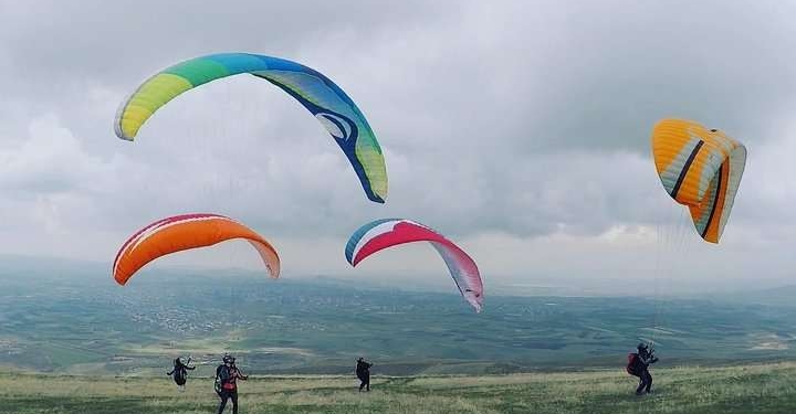 Tre pilotë kosovarë në Top 10-shen botërore të paragllajdizmit