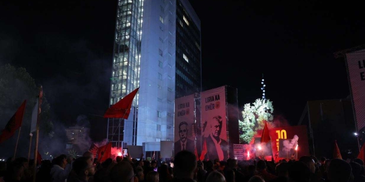 “Votojeni ligjin, durimi ynë po mbaron”, protestuesit kthejnë reflektorët nga Qeveria