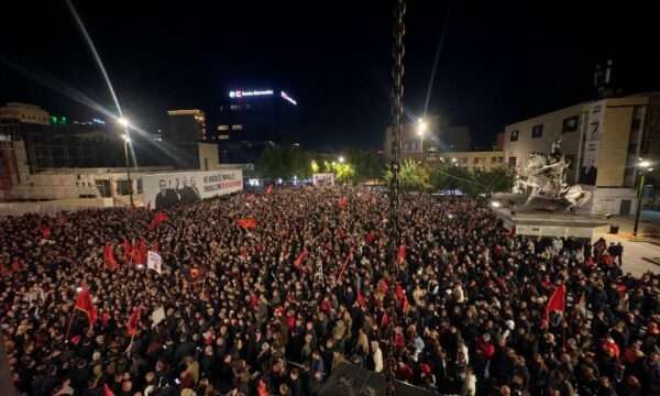 Protesta në shesh, Hoxhaj: Një popull i bashkuar rreth lirisë së vet nuk mund të mposhtet